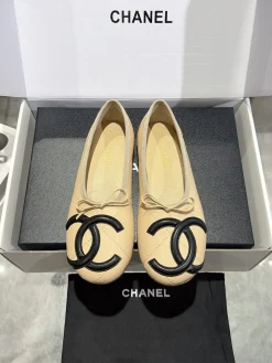 Alternative view of CHANEL Flats & Loafers Leather (Beige-Black) EU35-41 B70202606030248119