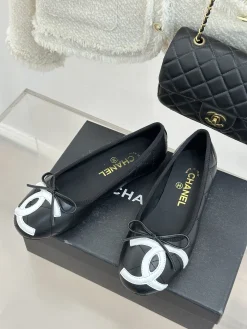 Alternative view of CHANEL Flats & Loafers Leather (Black-White) EU35-39 B60202606030261119