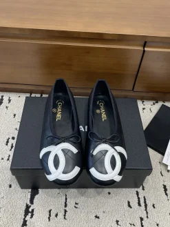 Alternative view of CHANEL Flats & Loafers Leather (Black-White) EU35-39 B70202606030262119