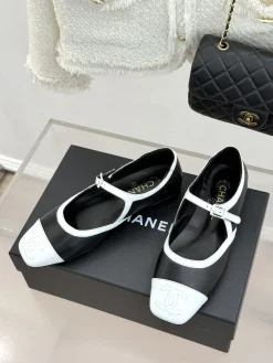 Alternative view of CHANEL Flats & Loafers Leather (Black-White) EU35-39 B80202606030267129