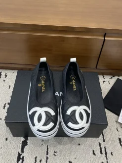 Alternative view of CHANEL Flats & Loafers Leather (Black-White) EU35-40 B70202606030268119