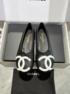 Alternative view of CHANEL Flats & Loafers Leather (Black-White) EU35-41 B70202606030269119