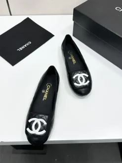 Alternative view of CHANEL Flats & Loafers Leather (Black-White) EU35-41 B80202606030272129