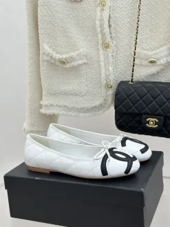 CHANEL Flats & Loafers Leather (White-Black) EU35-39 B60202606030283119