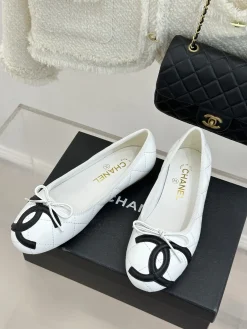 Alternative view of CHANEL Flats & Loafers Leather (White-Black) EU35-39 B60202606030283119