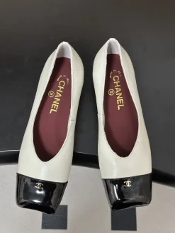 Alternative view of CHANEL Flats & Loafers Leather (White-Black) EU35-39 B60202606030284119