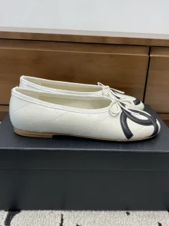 CHANEL Flats & Loafers Leather (White-Black) EU35-39 B70202606030285119