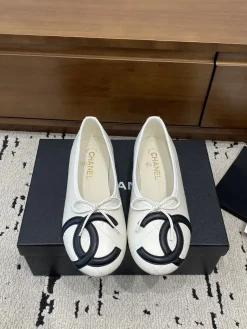 Alternative view of CHANEL Flats & Loafers Leather (White-Black) EU35-39 B70202606030285119