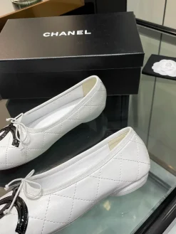 CHANEL Flats & Loafers Leather (White-Black) EU35-40 B40202606033165109