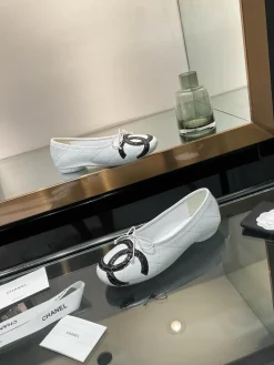 Alternative view of CHANEL Flats & Loafers Leather (White-Black) EU35-40 B40202606033165109