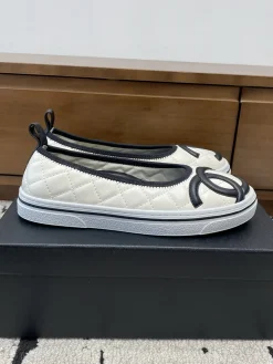 CHANEL Flats & Loafers Leather (White-Black) EU35-40 B70202606030289119