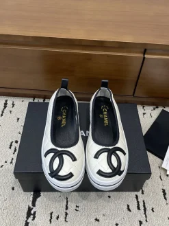 Alternative view of CHANEL Flats & Loafers Leather (White-Black) EU35-40 B70202606030289119