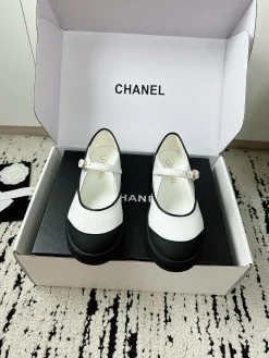 Alternative view of CHANEL Flats & Loafers Leather (White-Black) EU35-41 B60202606030237119