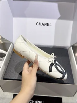 CHANEL Flats & Loafers Leather (White-Black) EU35-41 B70202606030292119