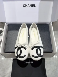 Alternative view of CHANEL Flats & Loafers Leather (White-Black) EU35-41 B70202606030292119