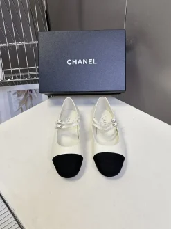 Alternative view of CHANEL Flats & Loafers Leather (White-Black) EU35-41 B80202606030293129