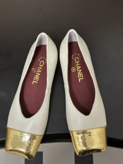 Alternative view of CHANEL Flats & Loafers Leather (White-Gold) EU35-39 B60202606030295119