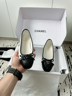 Alternative view of CHANEL Flats & Loafers Tweed-Leather (White-Black) EU35-41 B60202606030313119