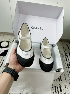 Alternative view of CHANEL Flats & Loafers Tweed (White-Black) EU35-41 B60202606030308119