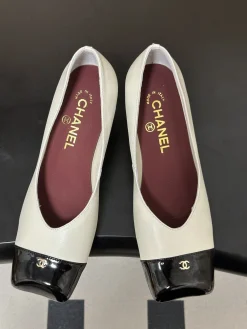 Alternative view of CHANEL Pumps & Heels Leather (White-Black) EU35-39 B60202606030363119