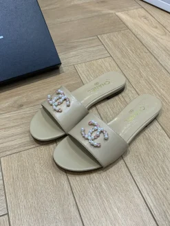 Alternative view of CHANEL Slides & Slippers Leather (Beige-Black) EU35-41 B40202606033263109