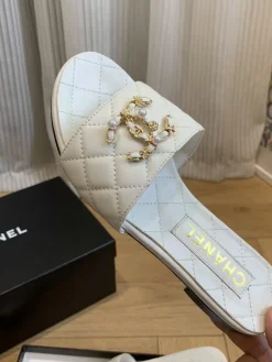 Alternative view of CHANEL Slides & Slippers Leather (White-Gold) EU35-41 B40202606033282109