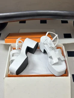 Alternative view of HERMES Sandals & Mules Leather (White) EU35-39 C70202606031435149