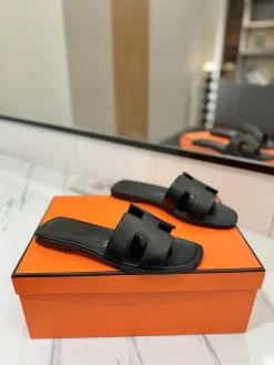 HERMES Slides & Slippers Leather (Black) EU35-40 B0020260603153399