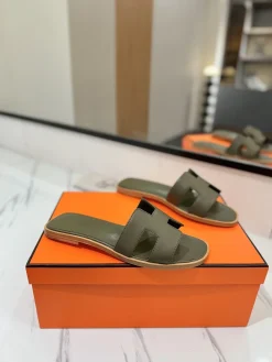 HERMES Slides & Slippers Leather (Green) EU35-40 B0020260603156699