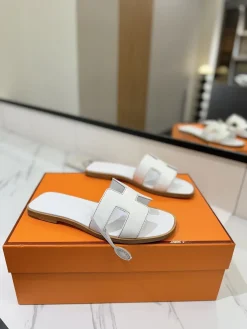 HERMES Slides & Slippers Leather (White) EU35-40 B0020260603151999
