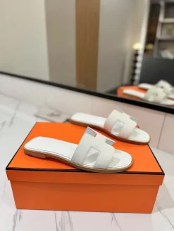 HERMES Slides & Slippers Leather (White) EU35-40 B0020260603159099