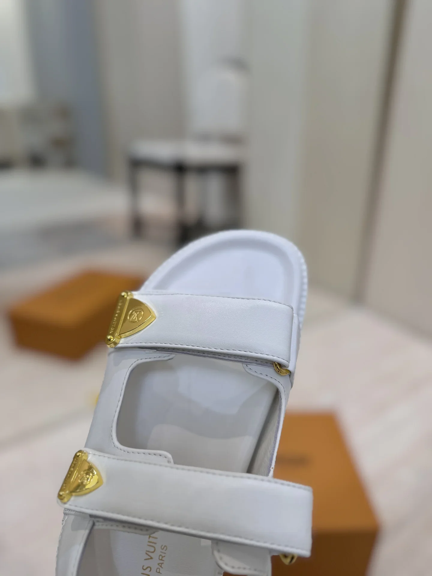 LV Sandals & Mules Leather (White-Gold) EU35-39 C00202606032063129 - Image 2