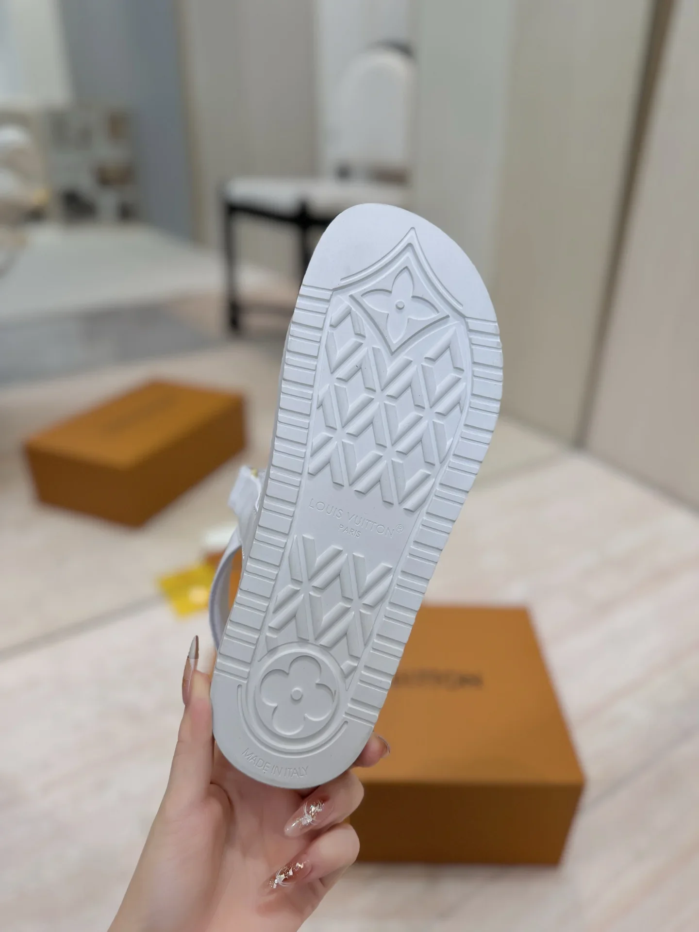 LV Sandals & Mules Leather (White-Gold) EU35-39 C00202606032063129 - Image 4