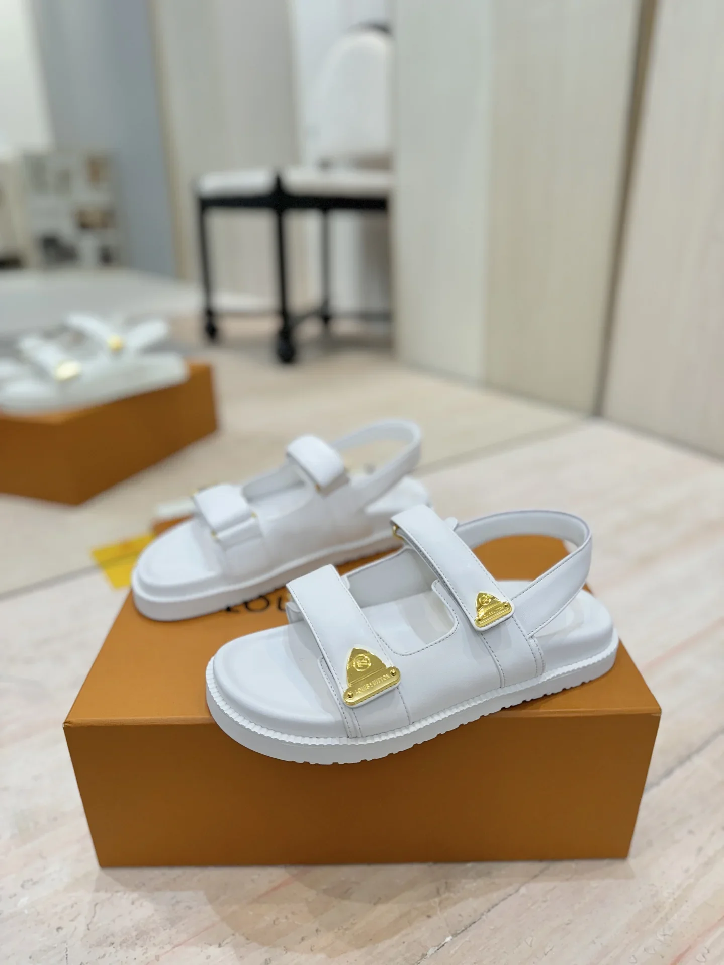 LV Sandals & Mules Leather (White-Gold) EU35-39 C00202606032063129 - Image 5