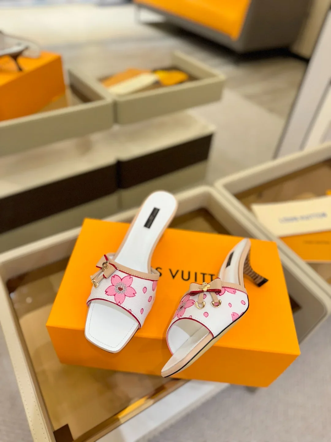 LV Sandals & Mules Leather (White-Pink-Beige) EU34-42 B90202606032093129 - Image 5