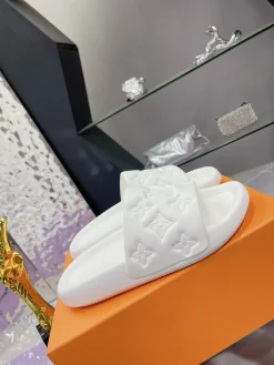 LV Slides & Slippers Rubber (White) EU35-45 A2020260603330879