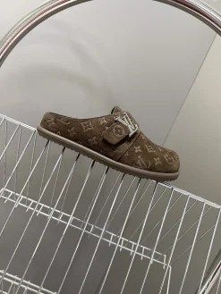 LV Slides & Slippers Suede (Brown) EU39-45 B40202606032297109