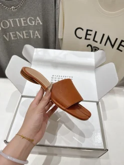 MM6 Slides & Slippers Leather (Brown) EU35-39 B40202606032577109