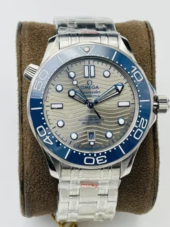 Alternative view of OMEGA Seamaster Automatic 300 300M (Silver Dial) 42mm VS A650202606040182539