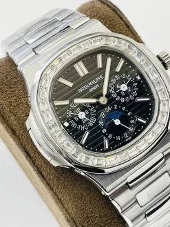 Alternative view of PATEK PHILIPPE Nautilus Automatic 57401G-001 (Black Dial) 40mm A800202606040319579