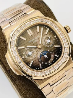 Alternative view of PATEK PHILIPPE Nautilus Automatic 57401G-001 (Brown Dial) 40mm A900202606040318609