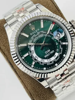 Alternative view of ROLEX GMT Master Automatic (Green Dial) 42mm A600202606040450519