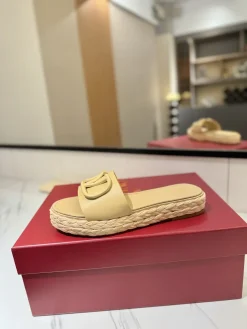 VALENTINO Slides & Slippers Leather-Raffia (Beige) EU35-39 B40202606033528109