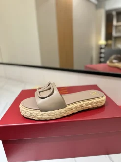 VALENTINO Slides & Slippers Leather-Raffia (Beige) EU35-39 B40202606033534109