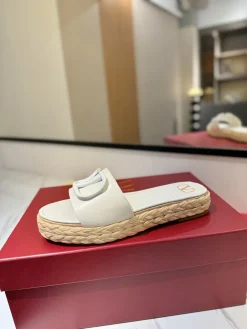 VALENTINO Slides & Slippers Leather-Raffia (White-Beige) EU35-39 B40202606033538109
