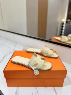 HERMES Slides & Slippers Crocodile Leather (Cream) EU35-40 B00202607050815