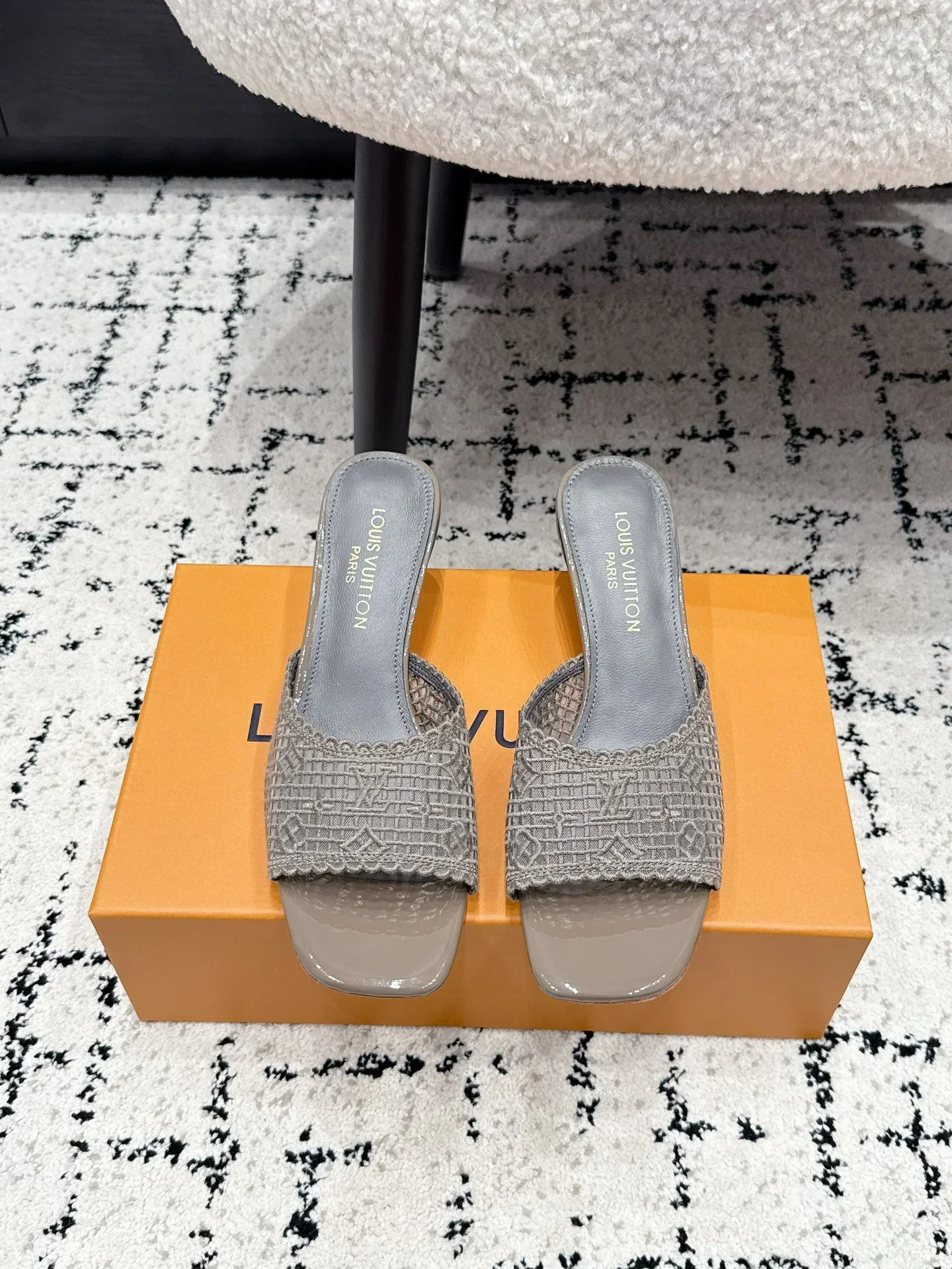 LV Sandals & Mules Lace-Patent Leather (Gray) B90202607050477