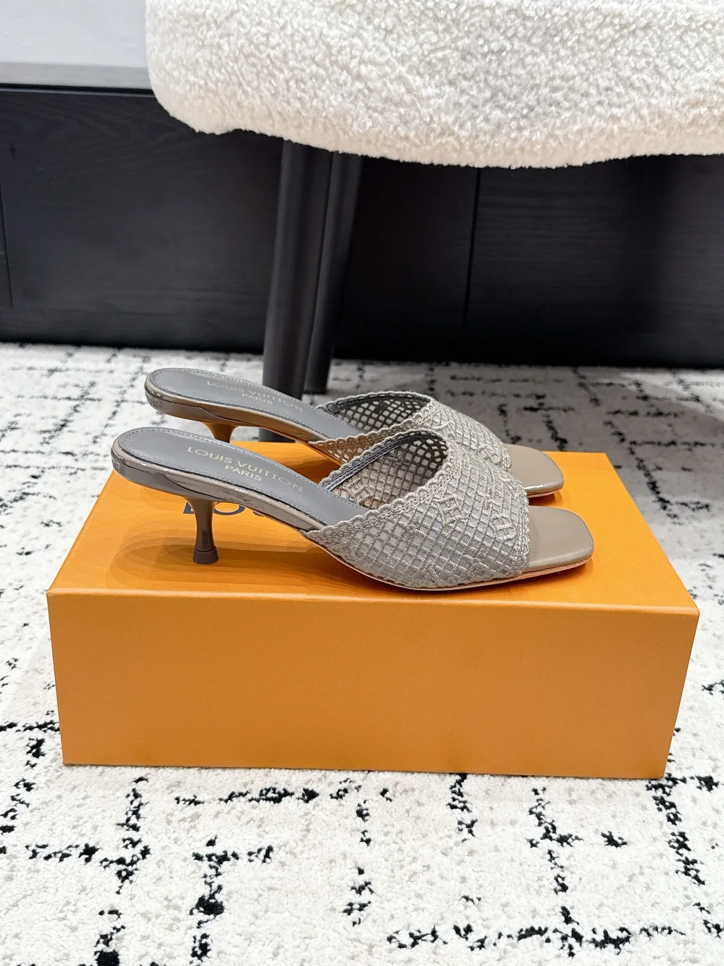 LV Sandals & Mules Lace-Patent Leather (Gray) B90202607050477 - Image 2