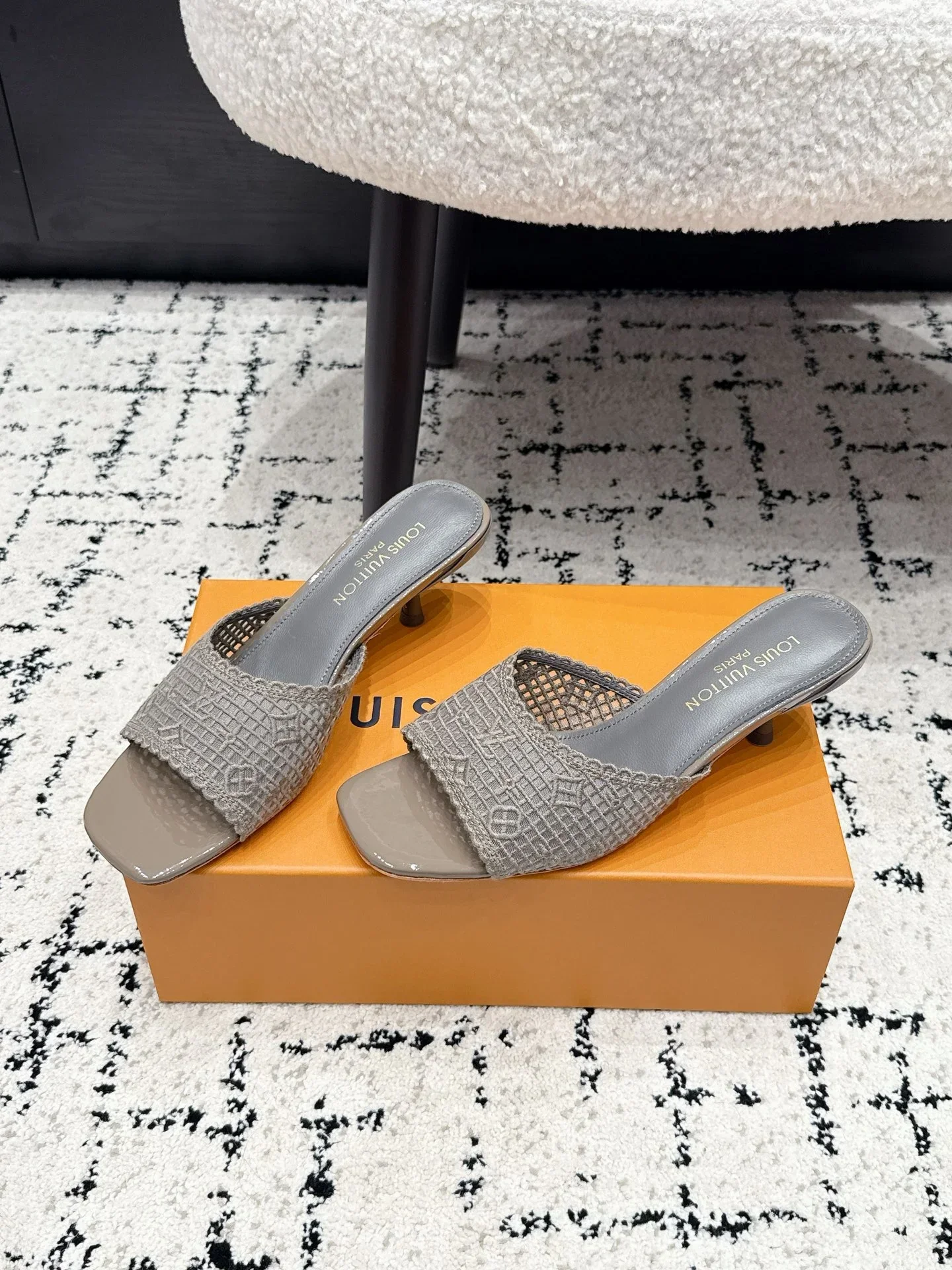 LV Sandals & Mules Lace-Patent Leather (Gray) B90202607050477 - Image 3