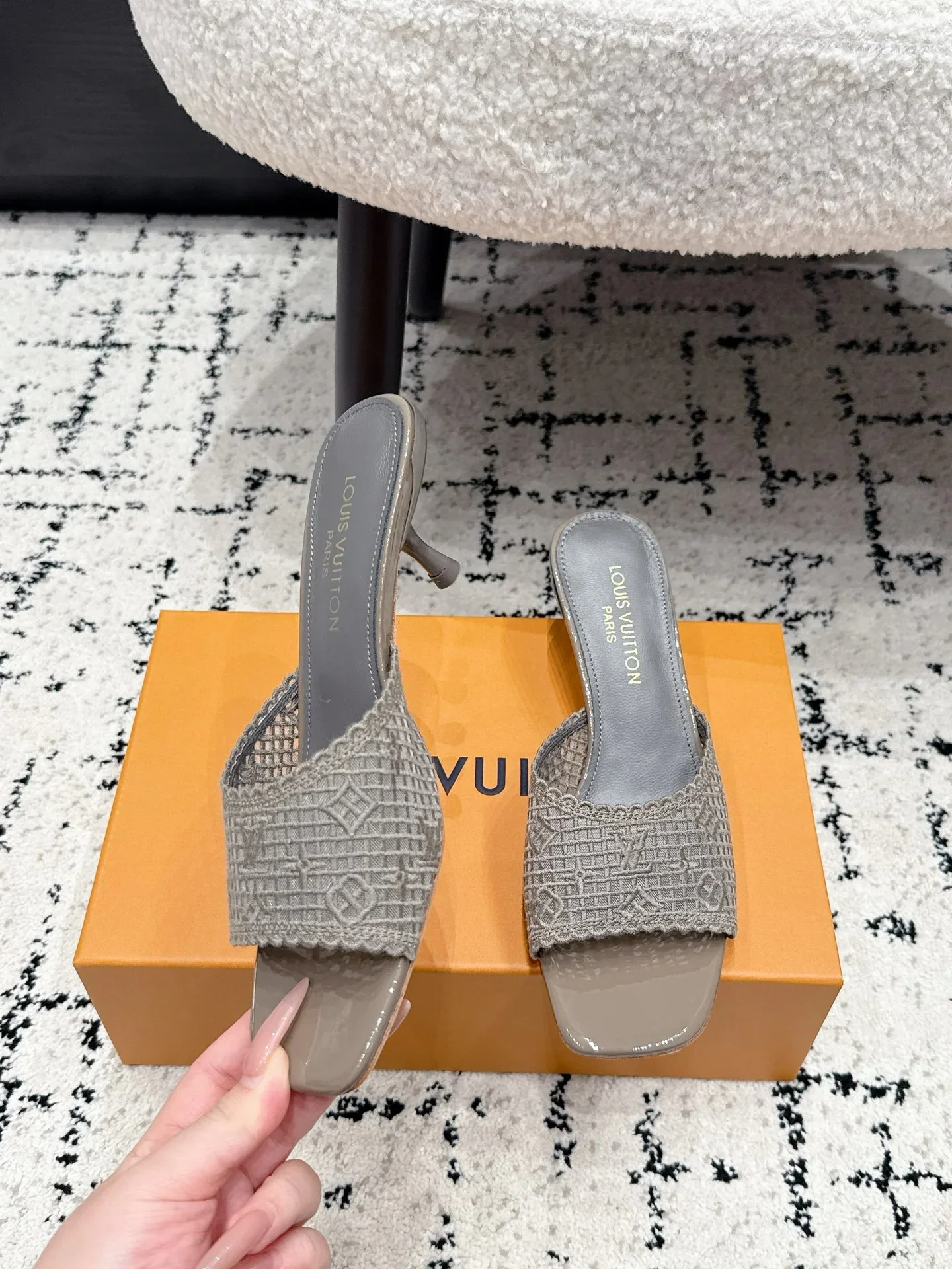 LV Sandals & Mules Lace-Patent Leather (Gray) B90202607050477 - Image 4